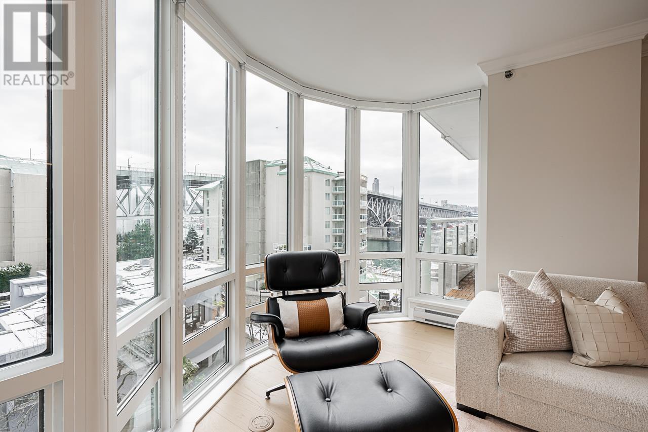 Listing Picture 5 of 37 : 703 1501 HOWE STREET, Vancouver / 溫哥華 - 魯藝地產 Yvonne Lu Group - MLS Medallion Club Member