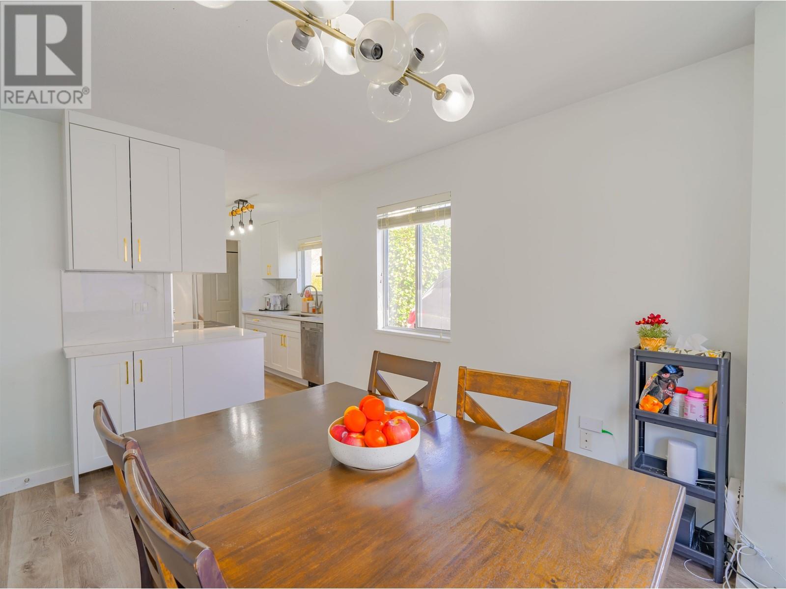 Listing Picture 12 of 40 : 8 8220 BENNETT ROAD, Richmond / 烈治文 - 魯藝地產 Yvonne Lu Group - MLS Medallion Club Member