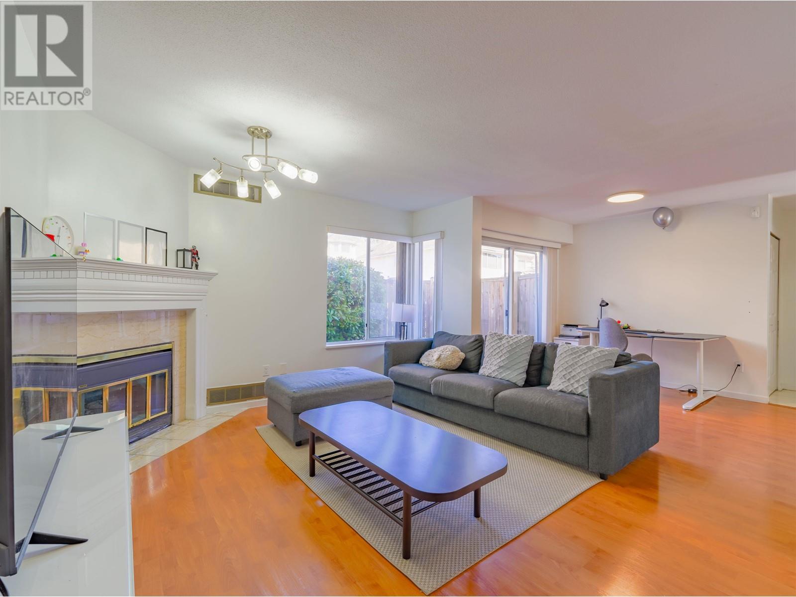 Listing Picture 2 of 40 : 8 8220 BENNETT ROAD, Richmond / 烈治文 - 魯藝地產 Yvonne Lu Group - MLS Medallion Club Member
