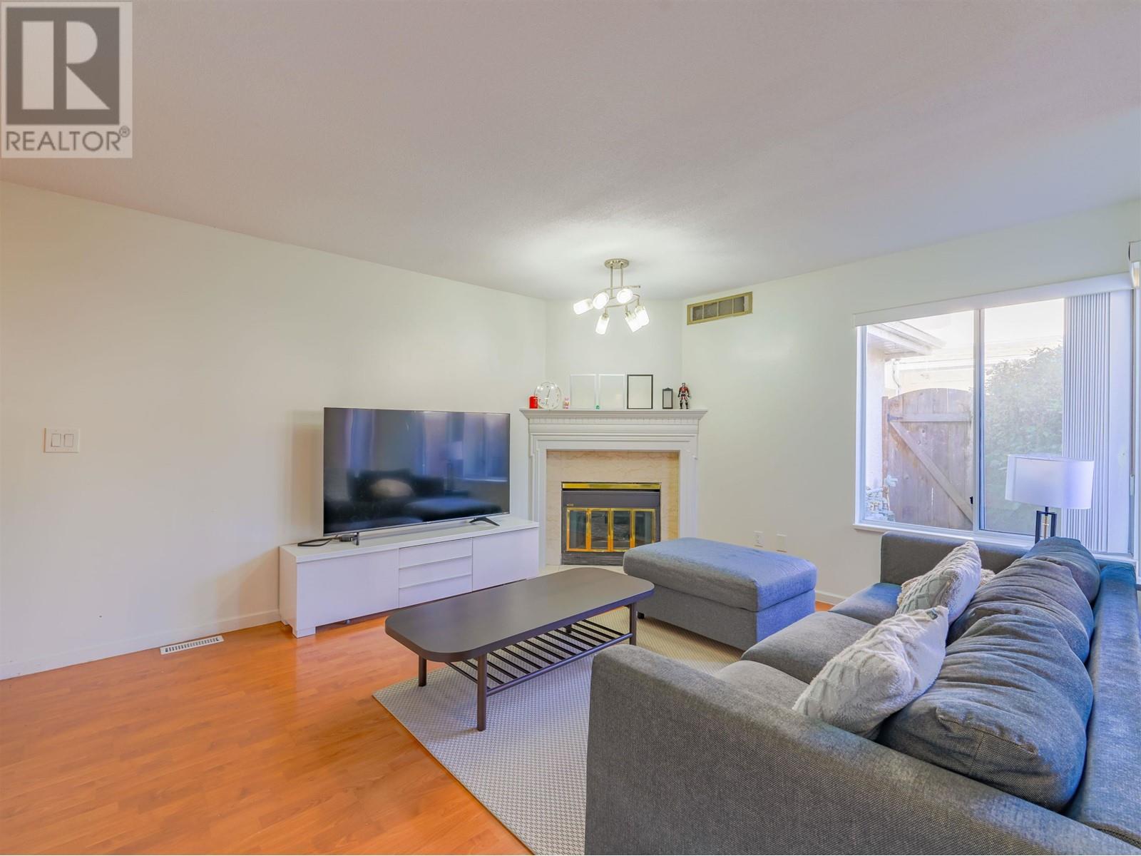 Listing Picture 3 of 40 : 8 8220 BENNETT ROAD, Richmond / 烈治文 - 魯藝地產 Yvonne Lu Group - MLS Medallion Club Member