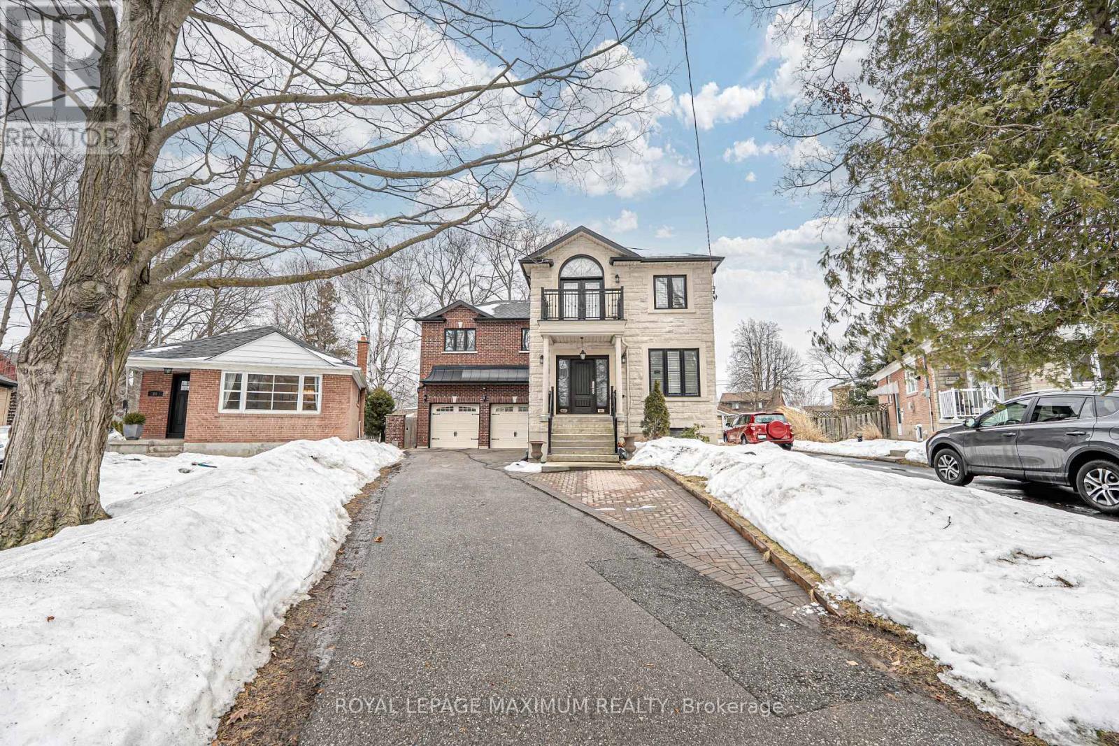 Upper Unit B - 84 Enfield Avenue, Toronto (Alderwood), Ontario  M8W 1T9 - Photo 2 - W11998335