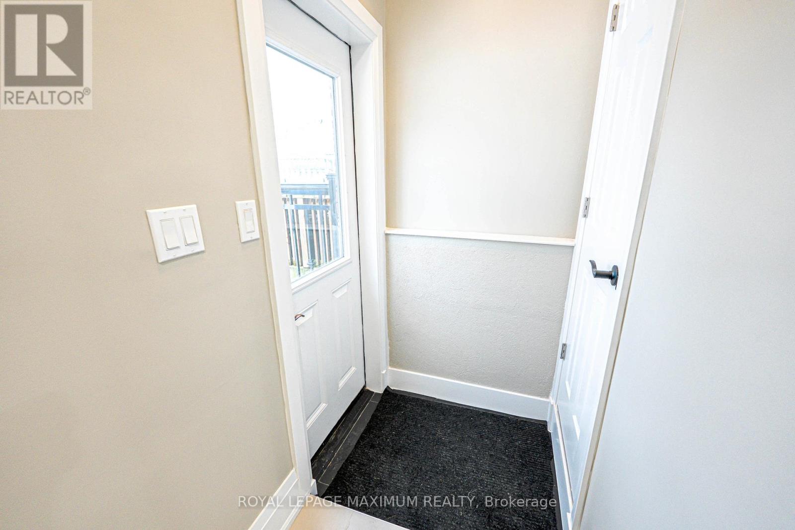 Upper Unit B - 84 Enfield Avenue, Toronto (Alderwood), Ontario  M8W 1T9 - Photo 3 - W11998335