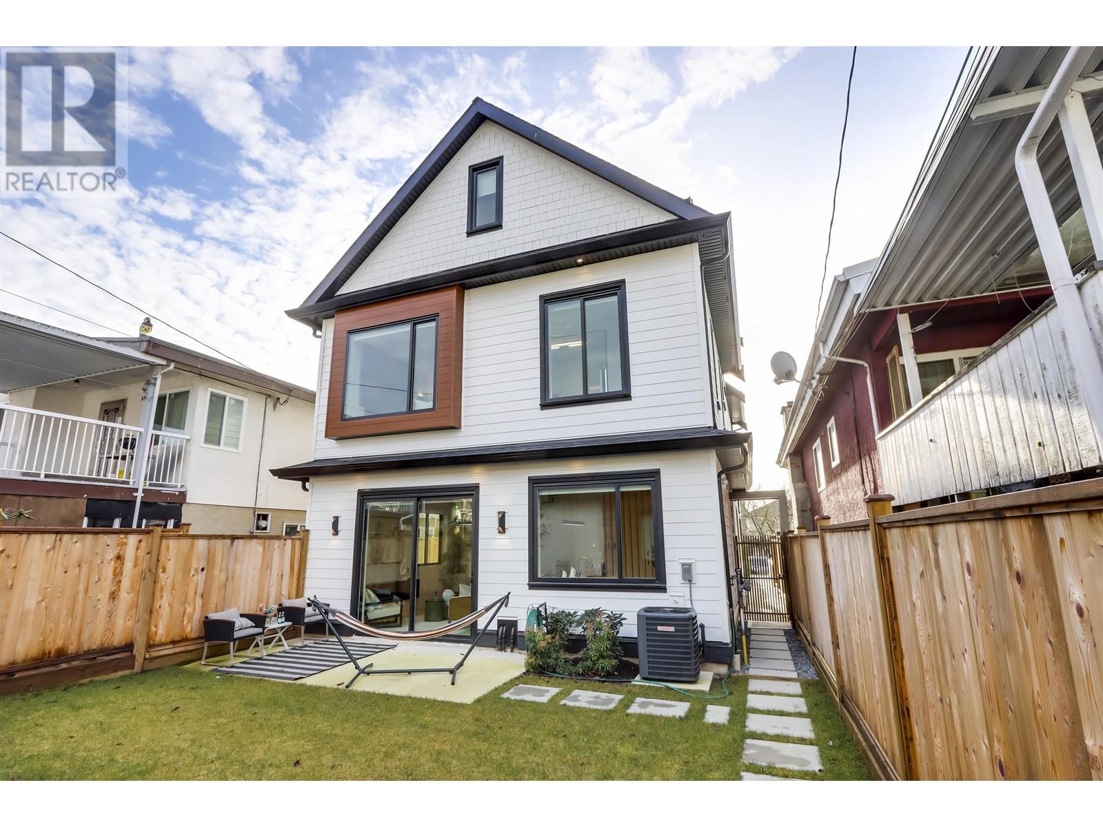 2 1019 E 39th Avenue, Vancouver, British Columbia  V5W 1K9 - Photo 1 - R2972819
