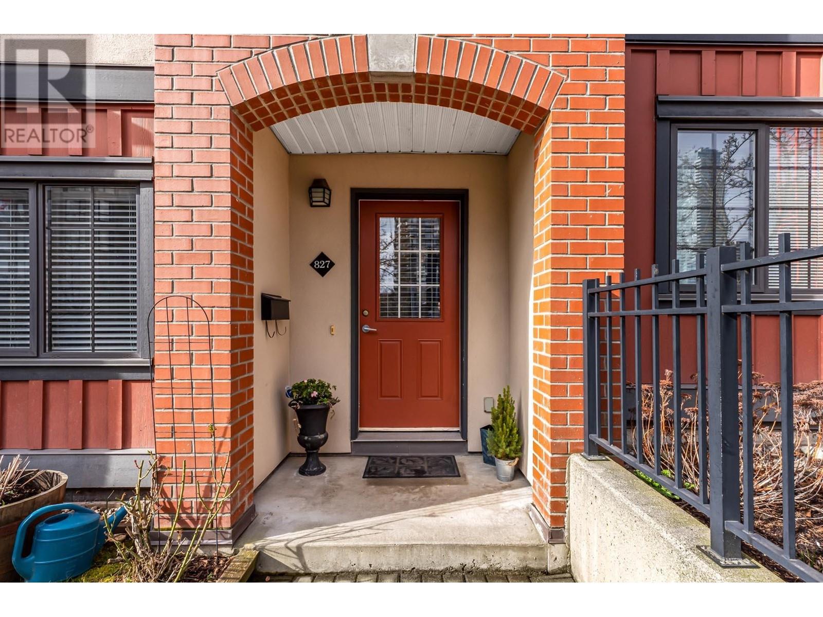 Property at 827 AGNES STREET image 2