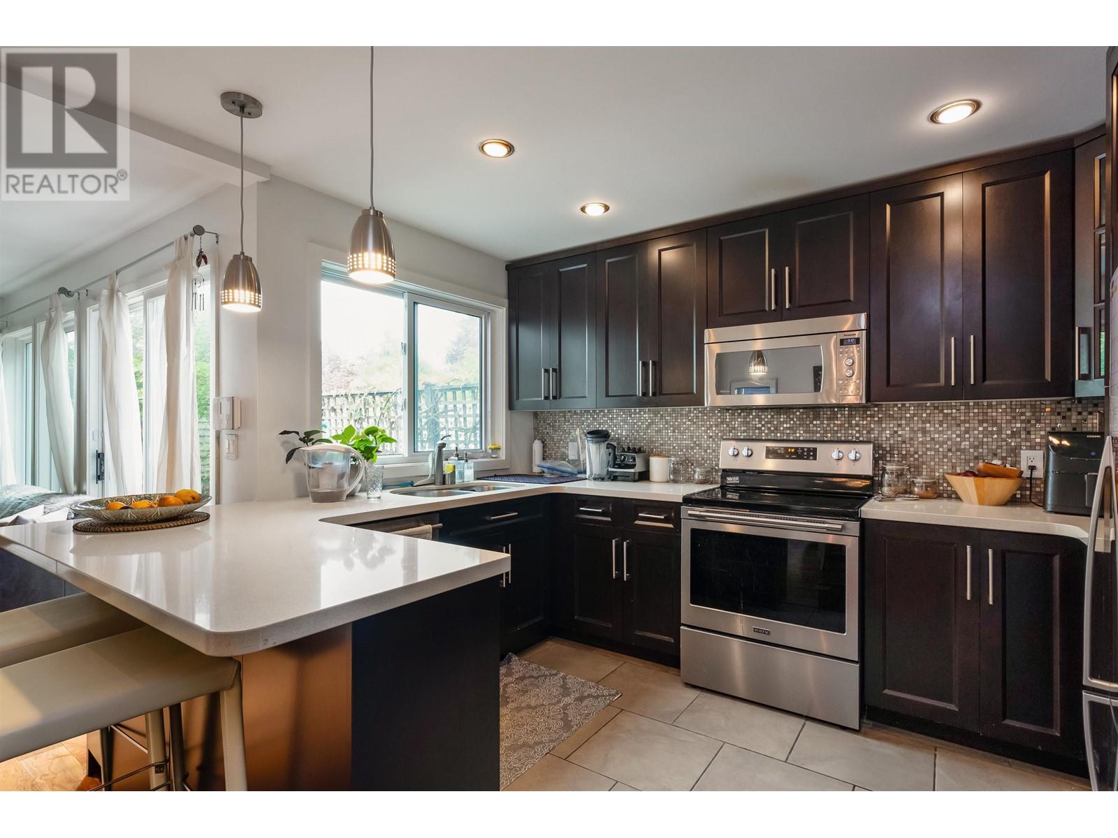 Listing Picture 2 of 18 : 2536 CORNWALL STREET, Vancouver / 溫哥華 - 魯藝地產 Yvonne Lu Group - MLS Medallion Club Member