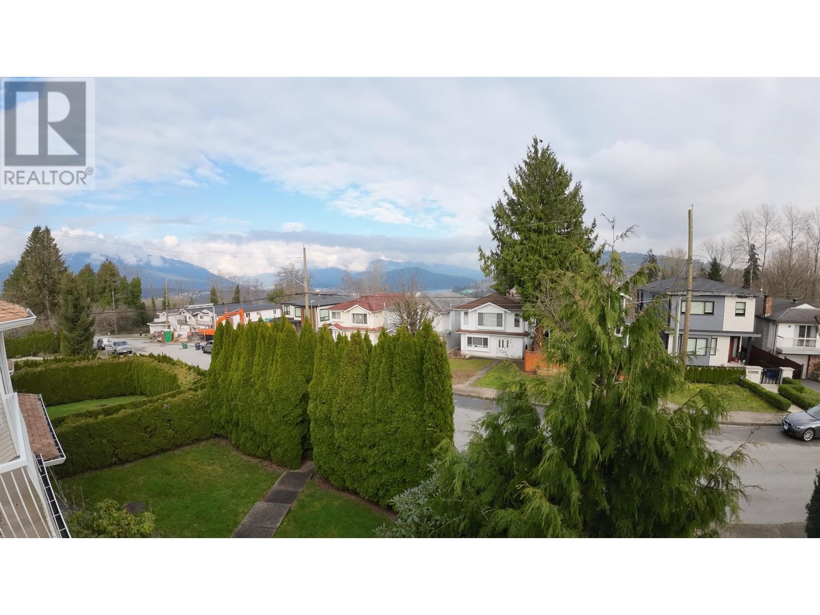 11 Fell Avenue, Burnaby, British Columbia  V5B 3Y1 - Photo 1 - R2972986