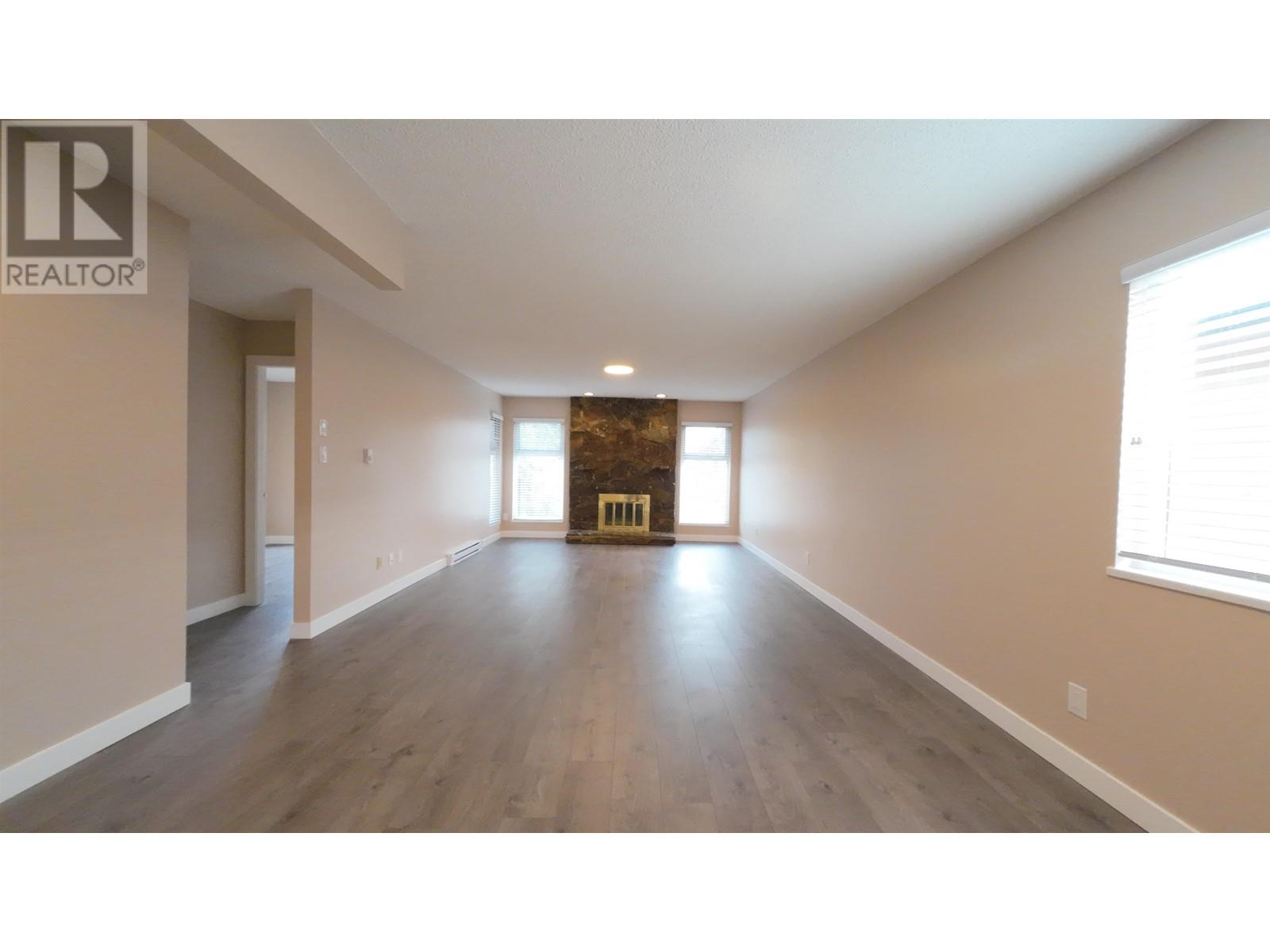 11 Fell Avenue, Burnaby, British Columbia  V5B 3Y1 - Photo 2 - R2972986