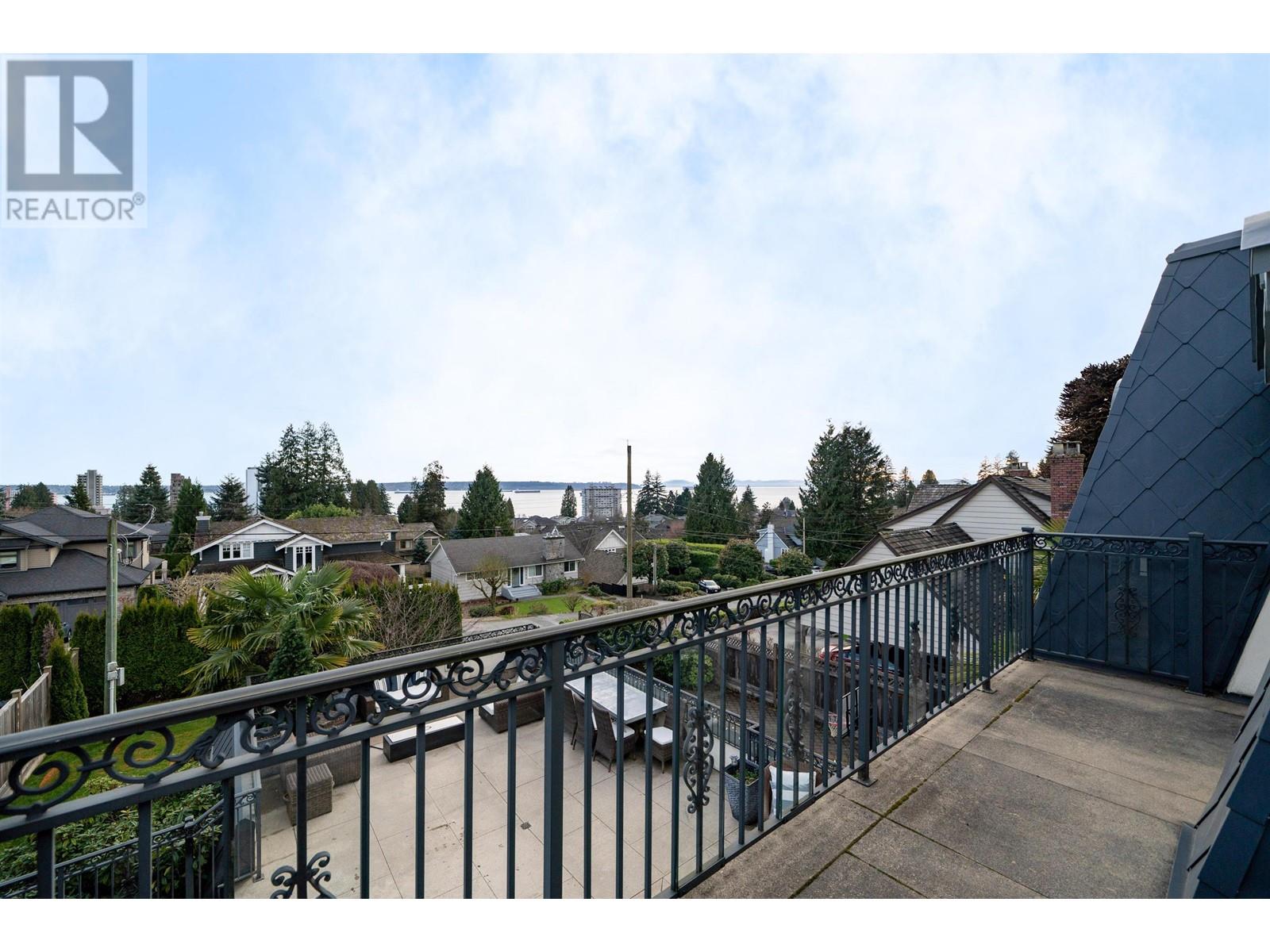 Property at 2285 KINGS AVENUE image 3