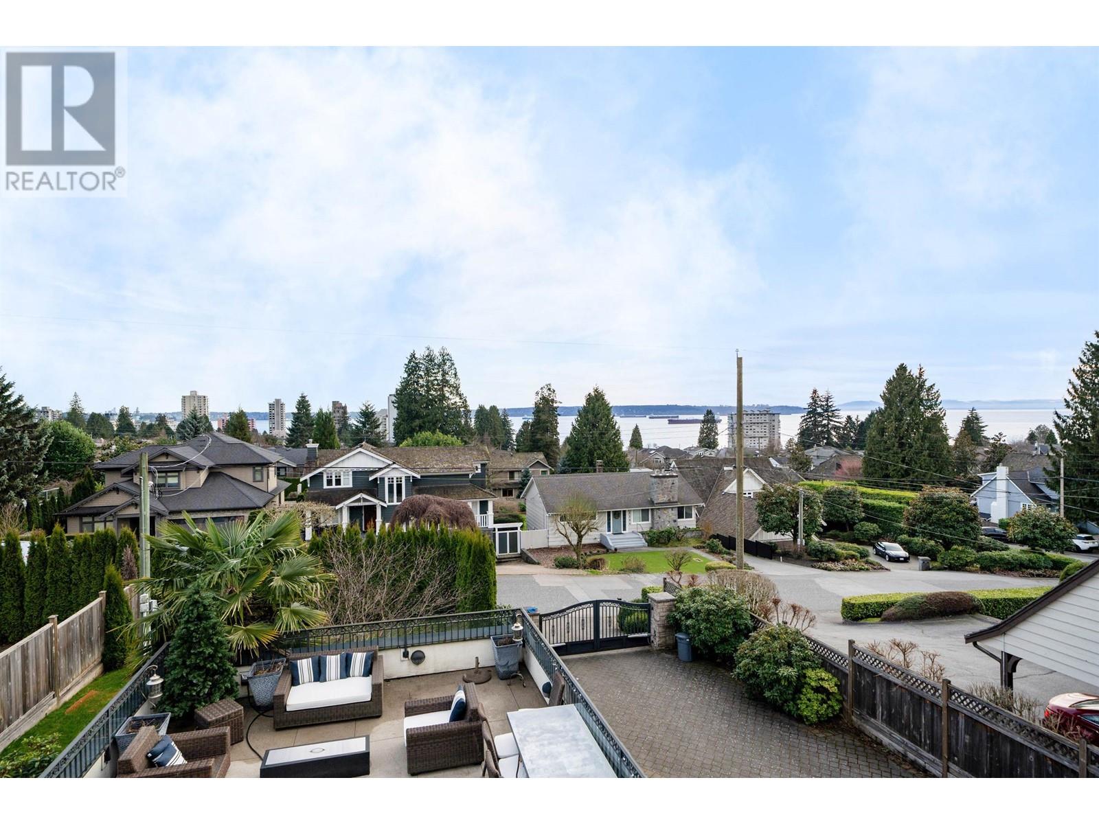 Property at 2285 KINGS AVENUE image 4