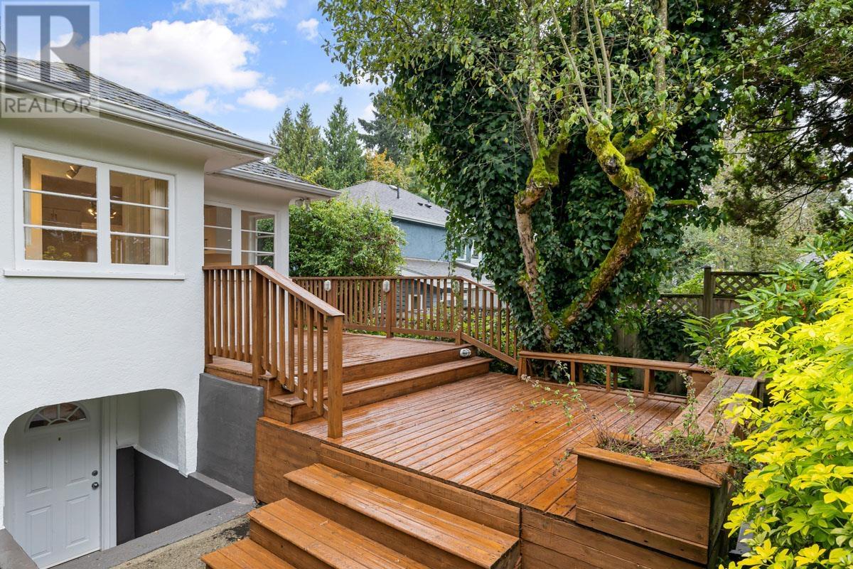 1561 Jefferson Avenue, West Vancouver, British Columbia  V7V 2A2 - Photo 2 - R2972997