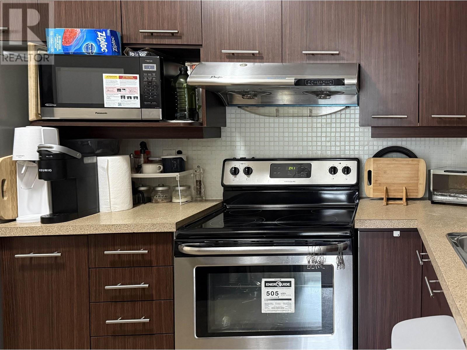 Listing Picture 2 of 6 : 308 6740 STATION HILL COURT, Burnaby / 本拿比 - 魯藝地產 Yvonne Lu Group - MLS Medallion Club Member