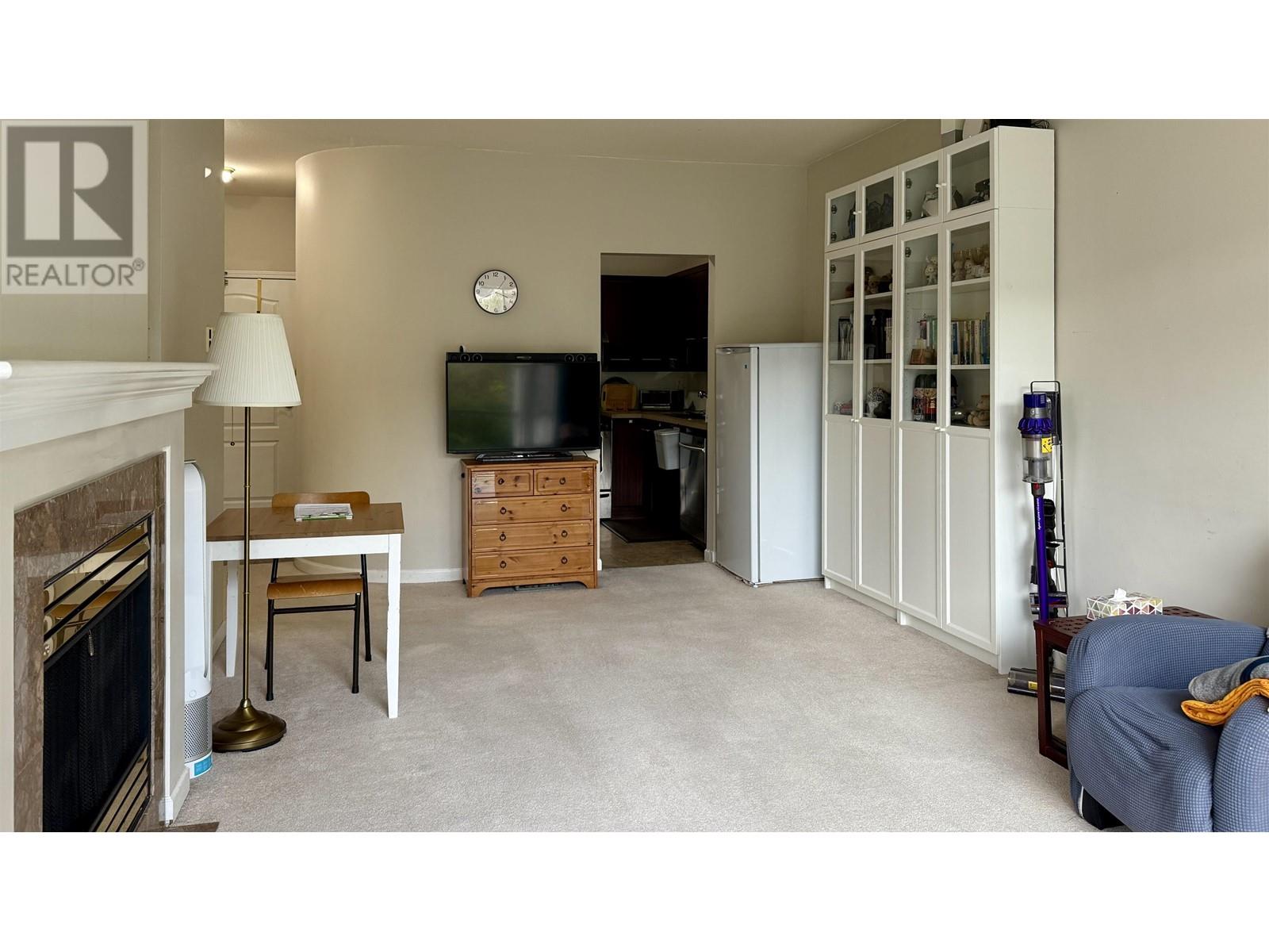 Listing Picture 4 of 6 : 308 6740 STATION HILL COURT, Burnaby / 本拿比 - 魯藝地產 Yvonne Lu Group - MLS Medallion Club Member