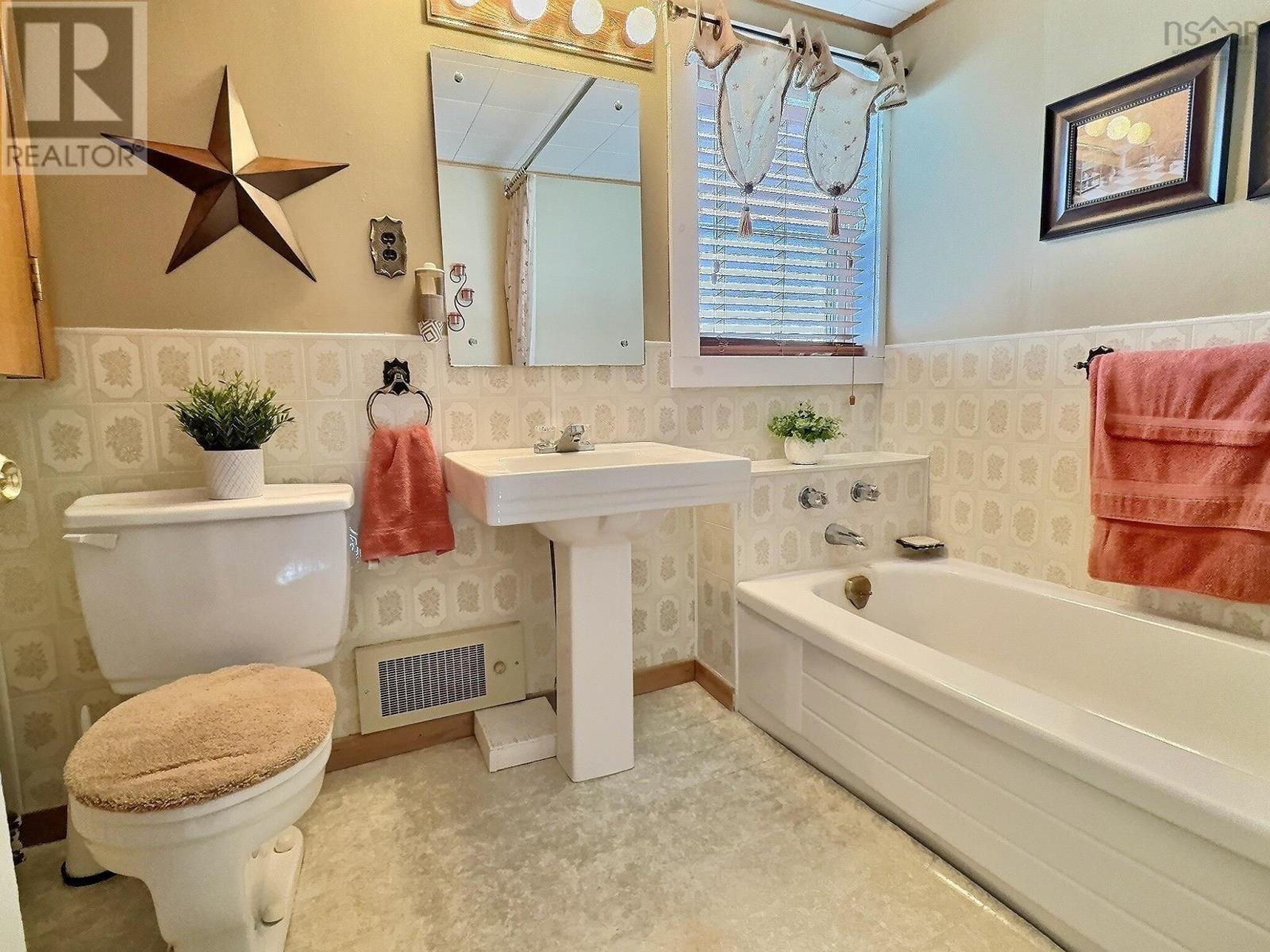 10 Cercle Bourgeois Road, Chéticamp, Nova Scotia  B0E 1H0 - Photo 21 - 202504016