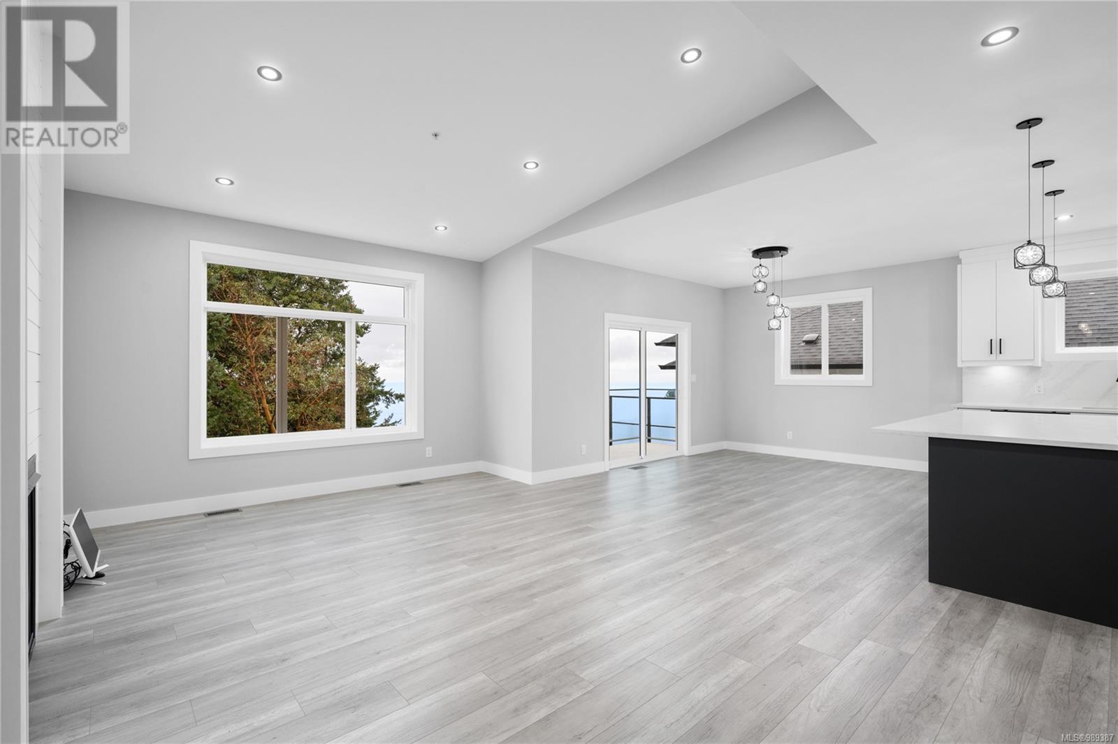Property at 124 Hawk Point Rd image 4