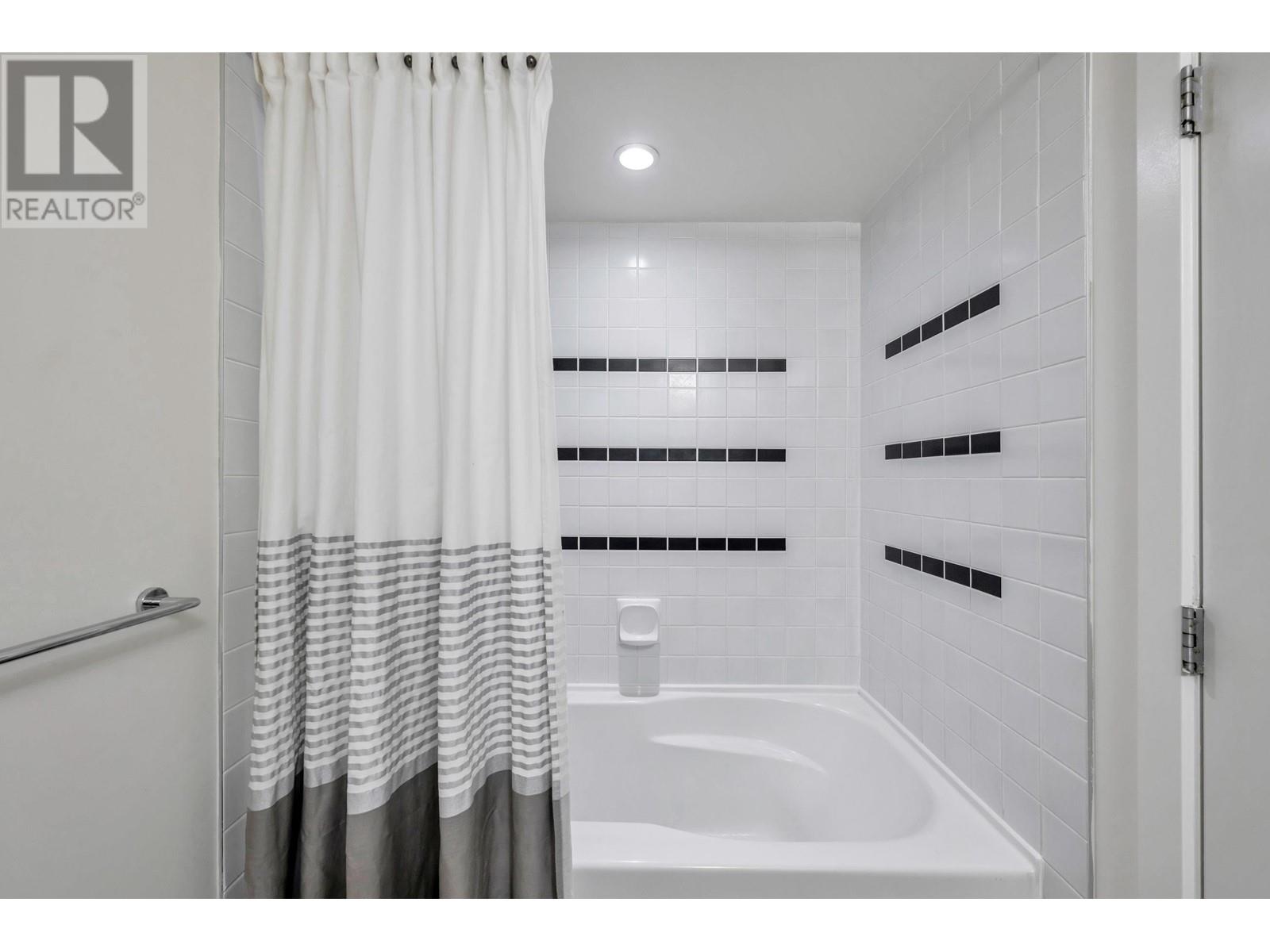 Listing Picture 13 of 31 : 1105 4118 DAWSON STREET, Burnaby / 本拿比 - 魯藝地產 Yvonne Lu Group - MLS Medallion Club Member