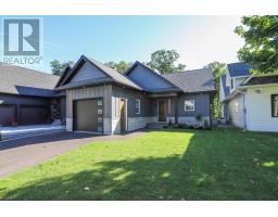 8 Bluffs DR