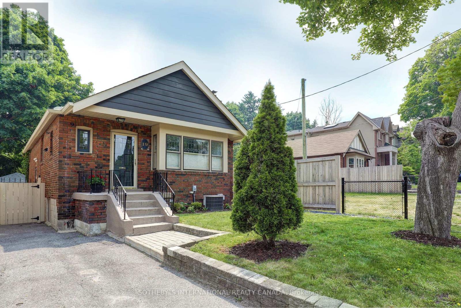 19 Southvale Drive, Toronto, Ontario  M4G 1G1 - Photo 1 - C11999729