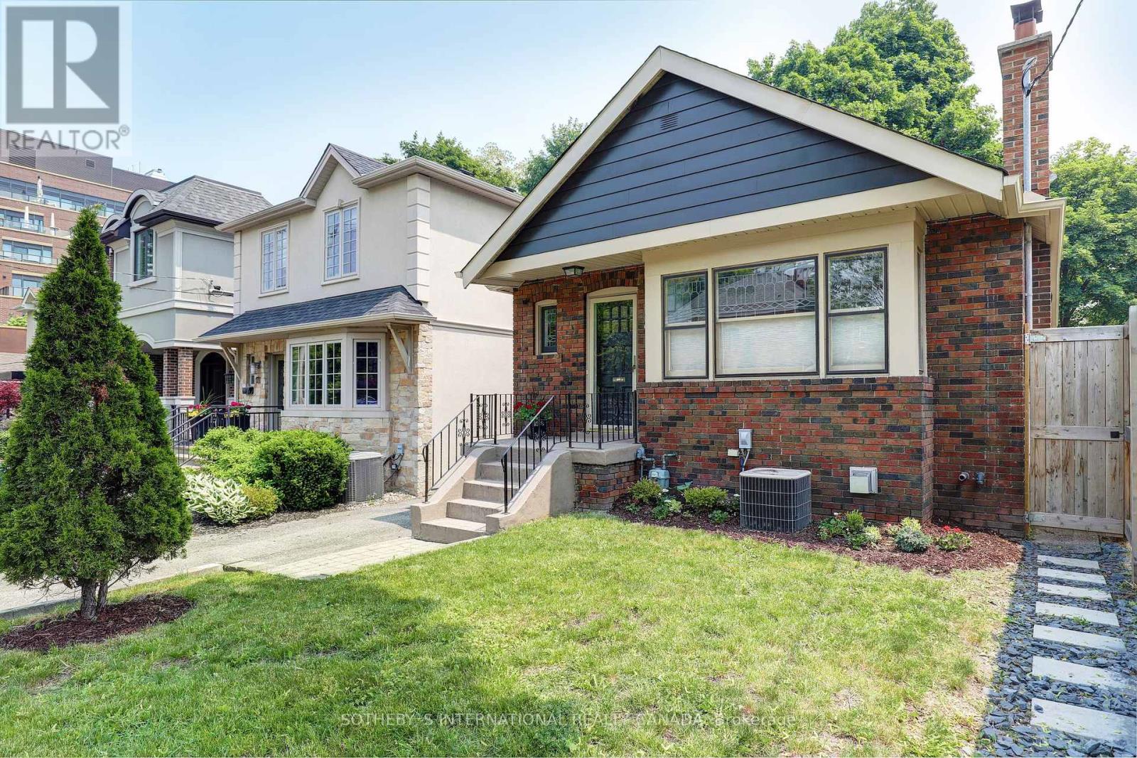 19 Southvale Drive, Toronto, Ontario  M4G 1G1 - Photo 2 - C11999729