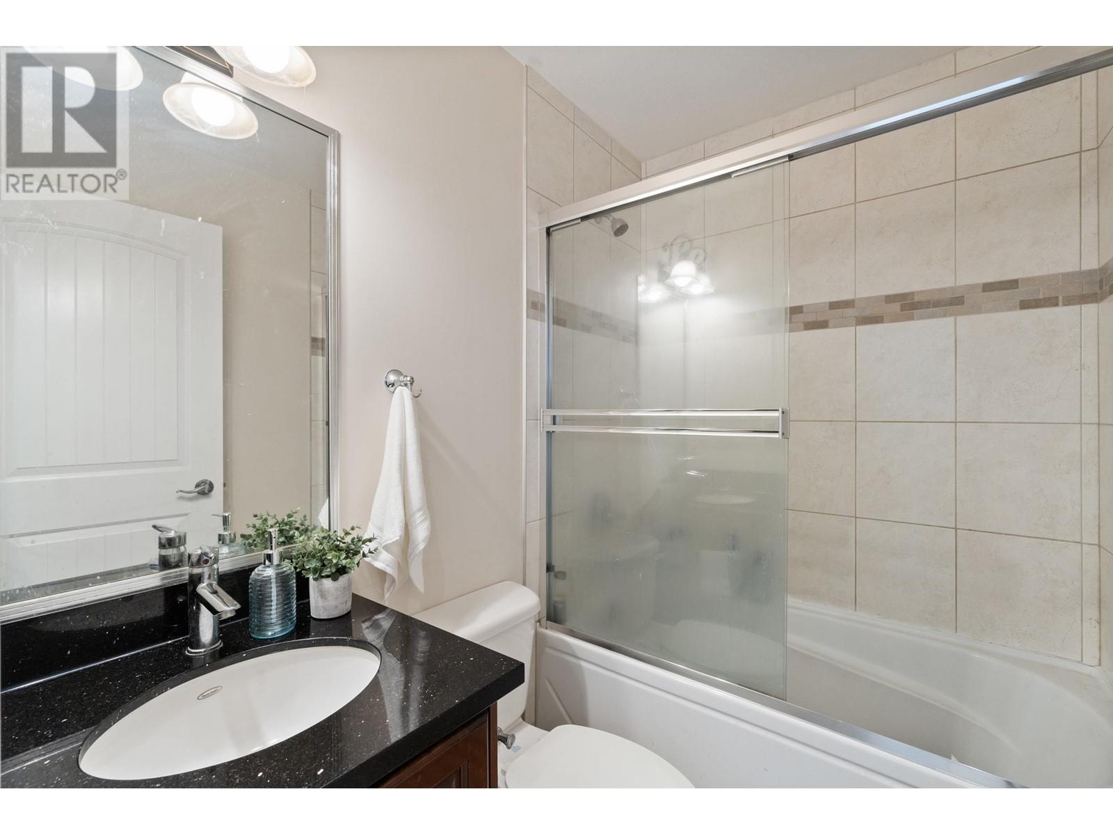 Listing Picture 13 of 25 : 1803 E 14TH AVENUE, Vancouver / 溫哥華 - 魯藝地產 Yvonne Lu Group - MLS Medallion Club Member