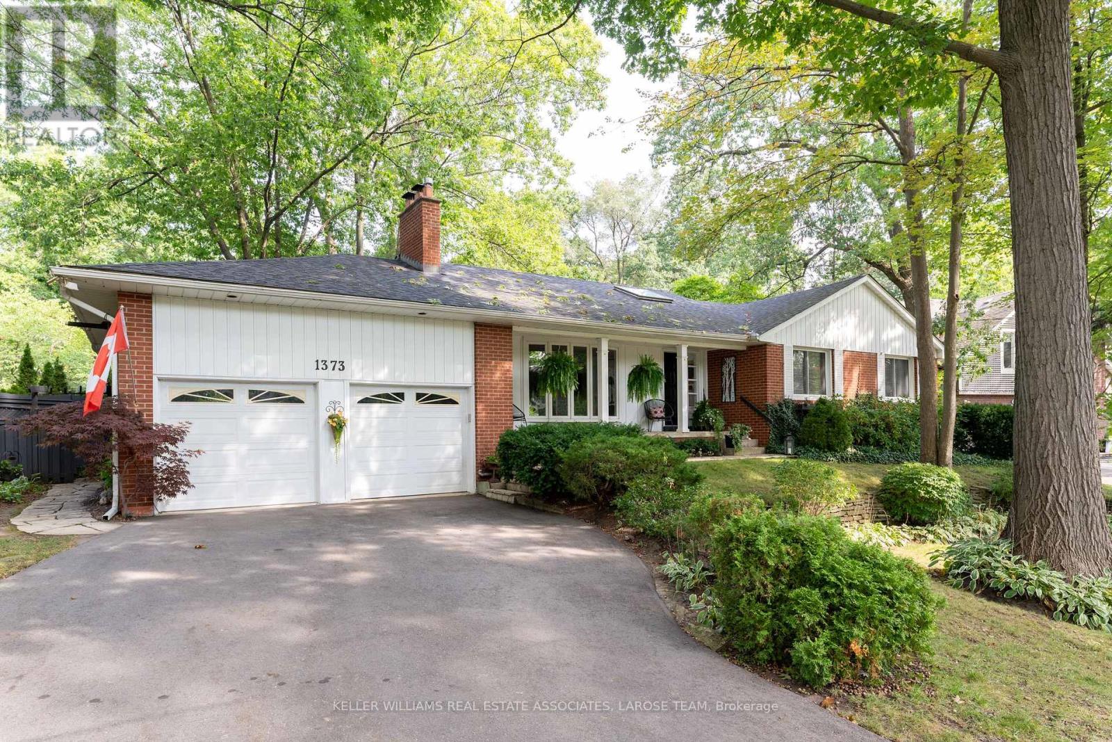 Property at 1373 QUEEN VICTORIA AVENUE image 2