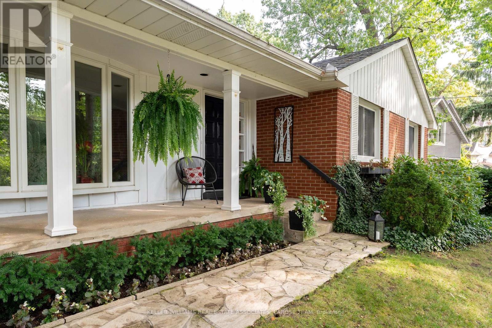 Property at 1373 QUEEN VICTORIA AVENUE image 3