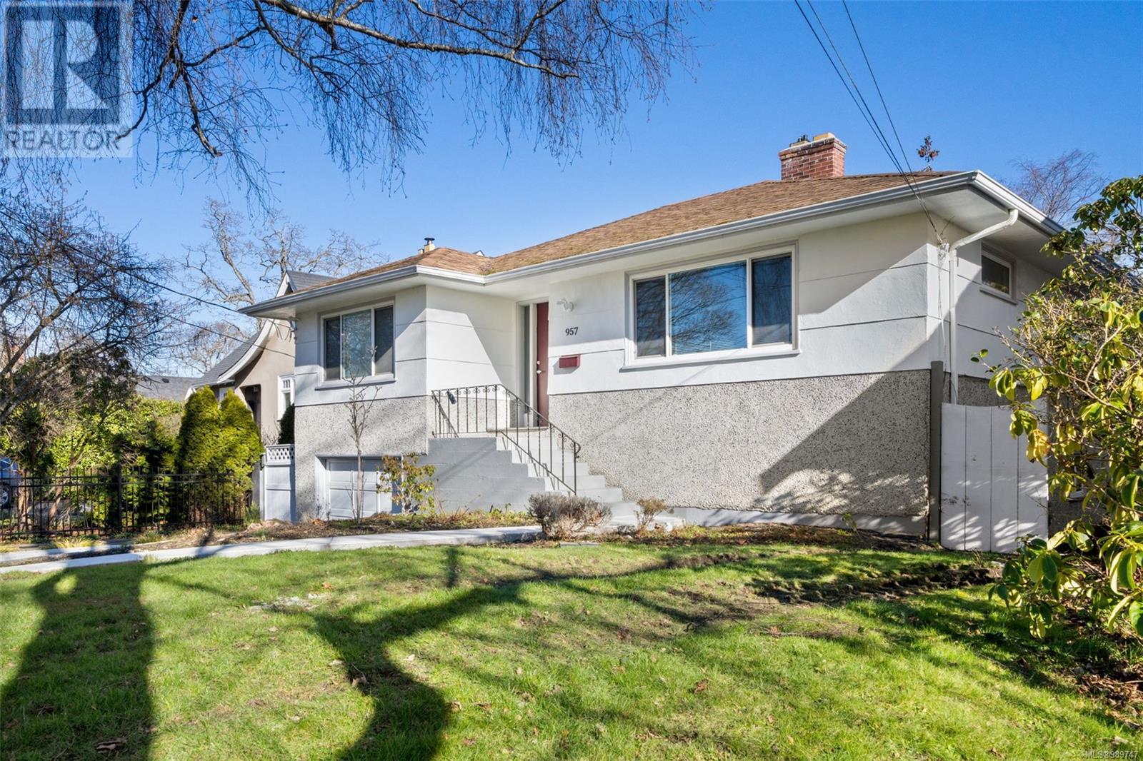 Property at 957 Oliver St image 2