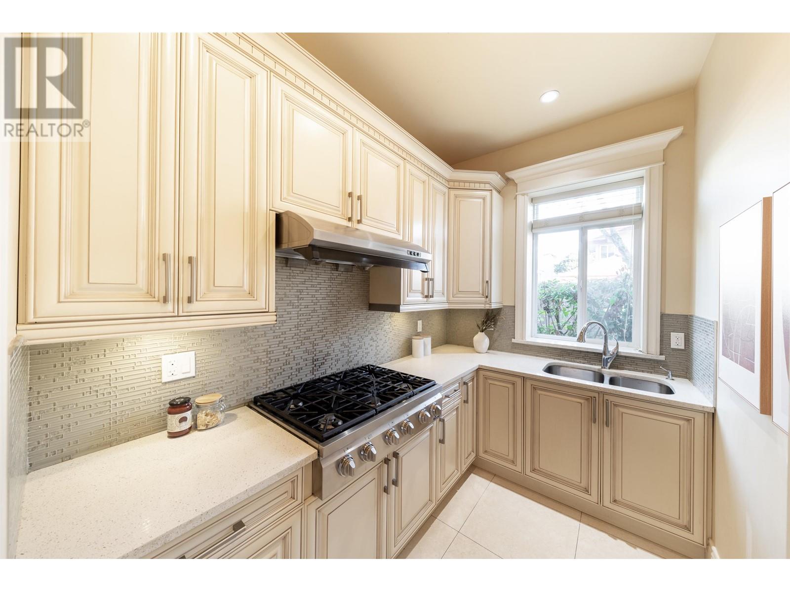 Listing Picture 12 of 32 : 9340 CHAPMOND CRESCENT, Richmond / 烈治文 - 魯藝地產 Yvonne Lu Group - MLS Medallion Club Member