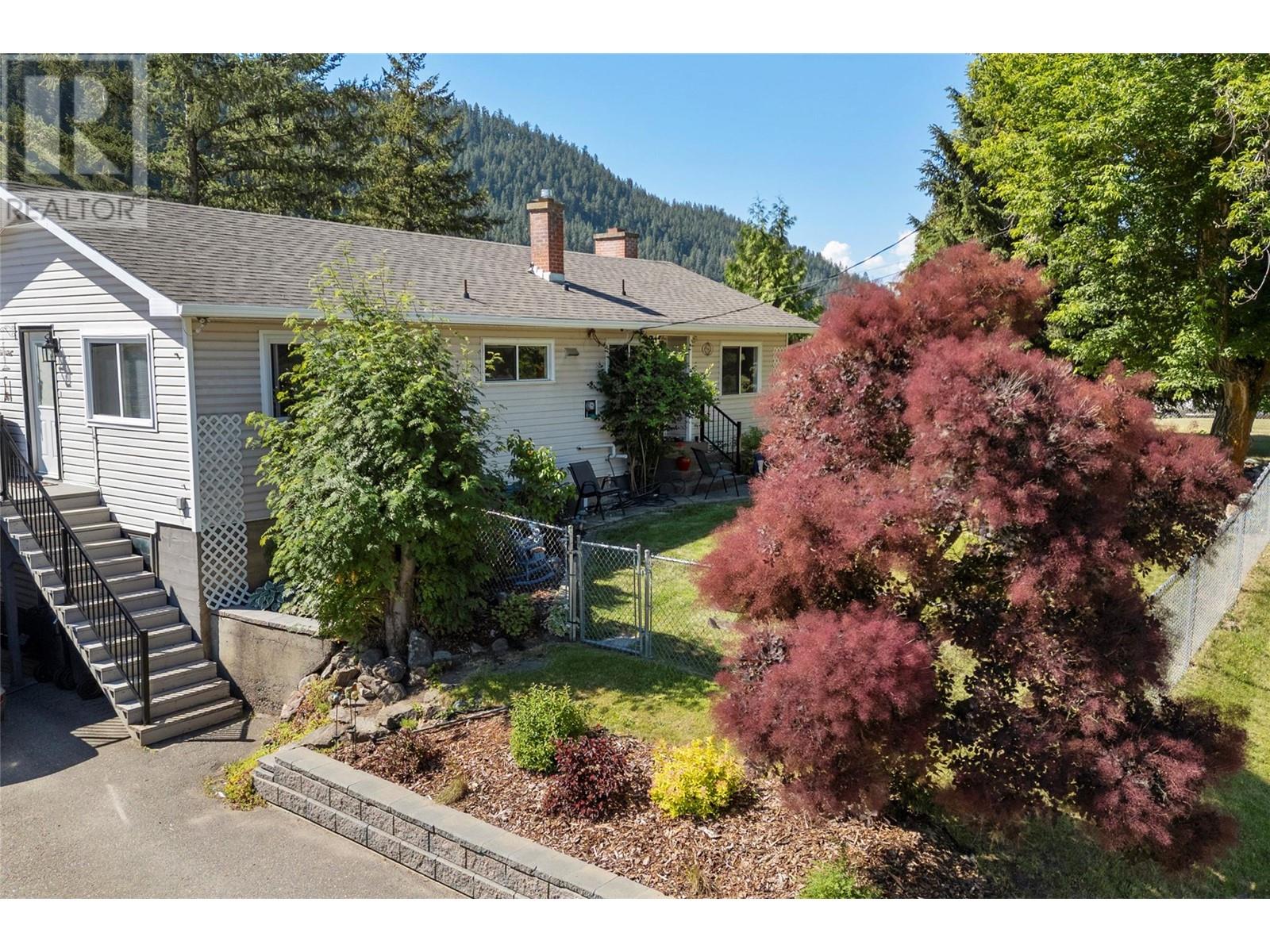 Property at 1117 Thompson Avenue image 2