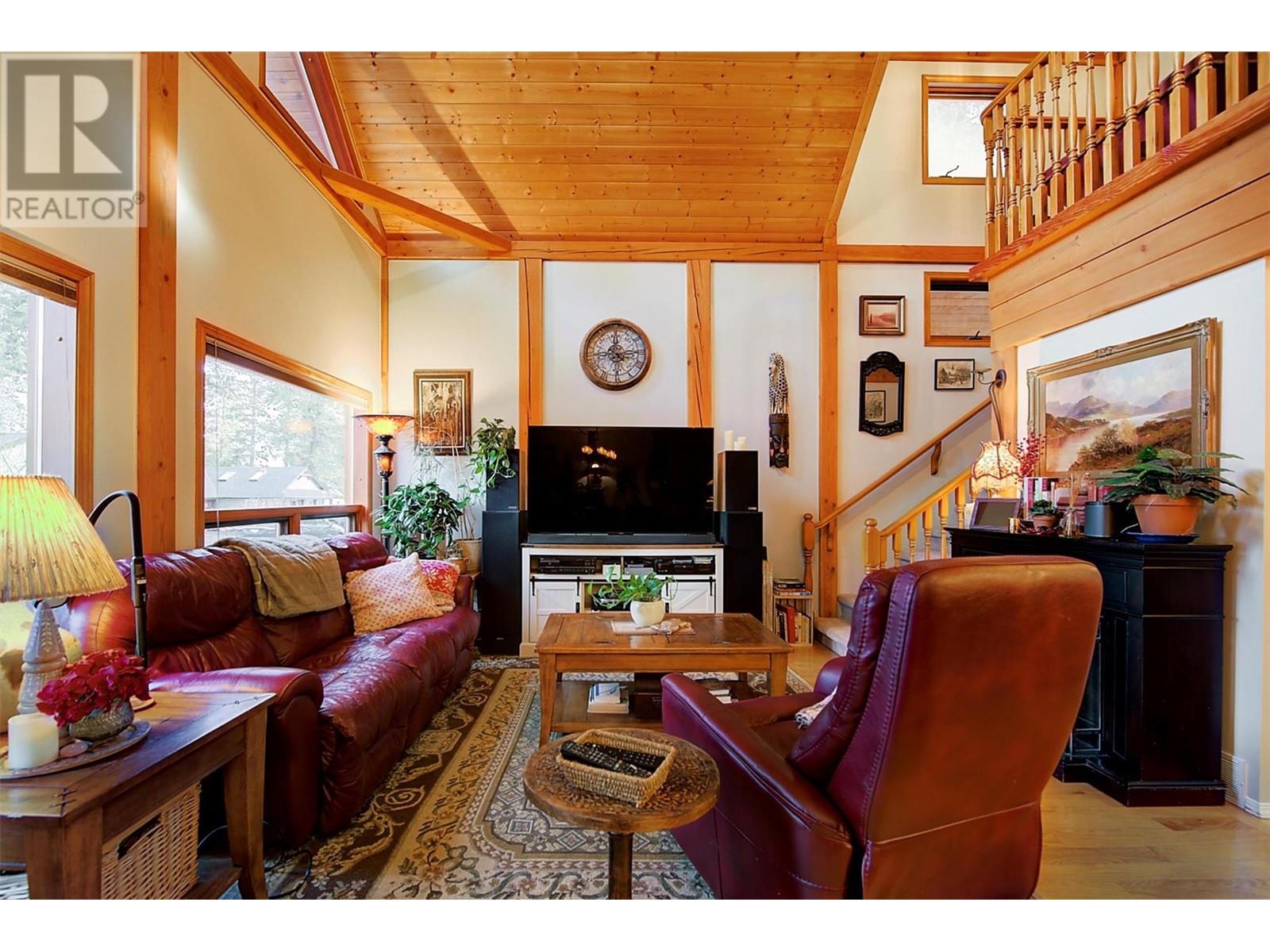 Property at 346 Hummingbird Avenue image 2
