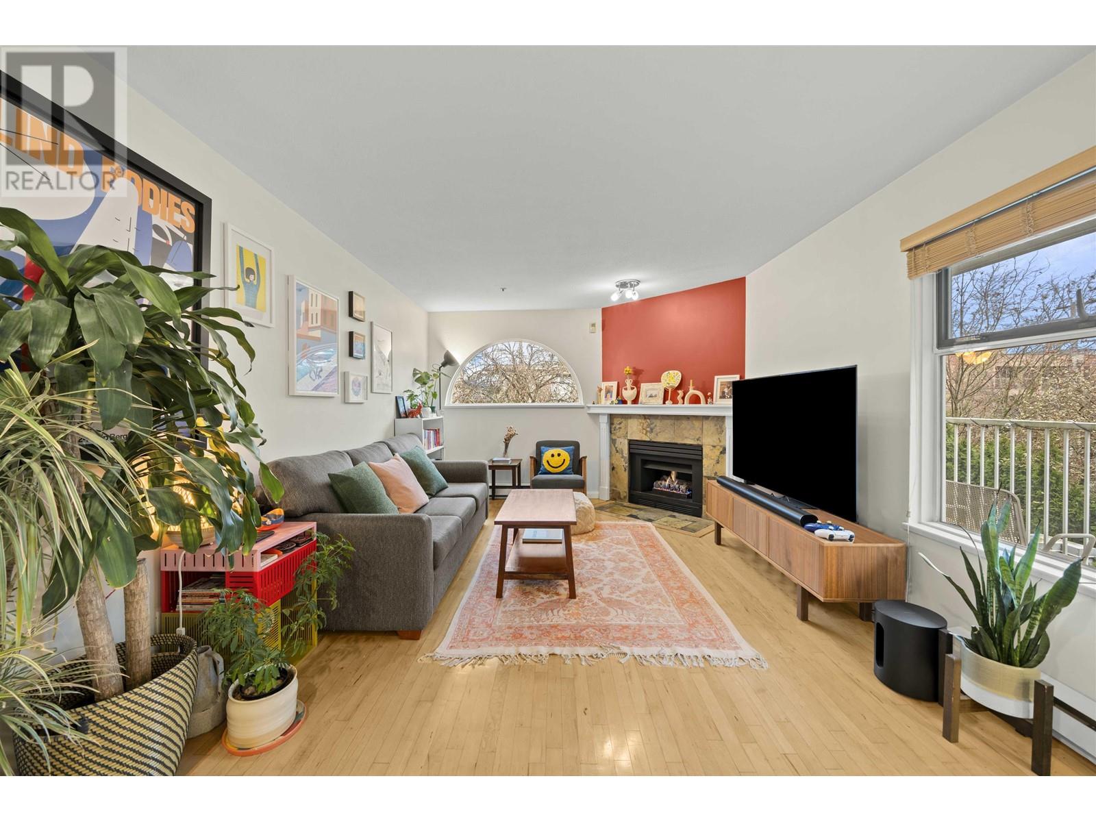 201 1868 W 8th Avenue, Vancouver, British Columbia  V6J 5G3 - Photo 2 - R2973295