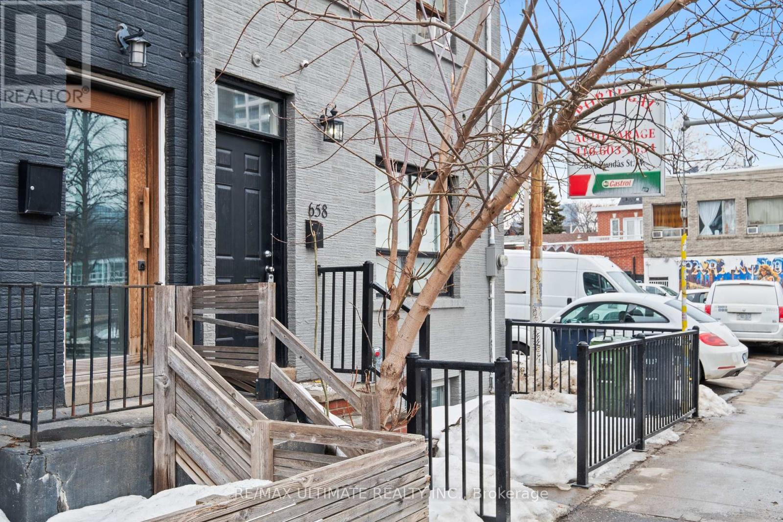 Property at 658 DUNDAS STREET W image 3