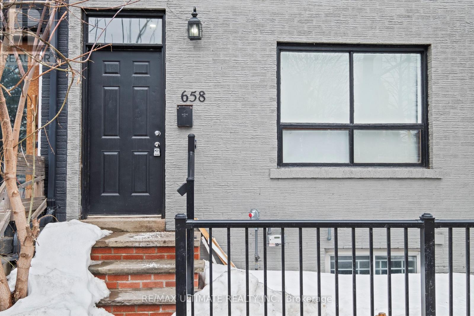 Property at 658 DUNDAS STREET W image 4