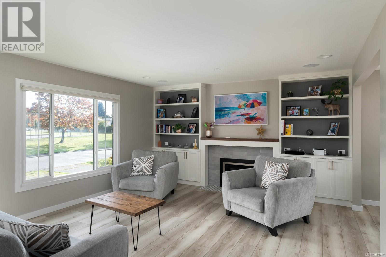 Property at 1719 Carnegie Cres image 3