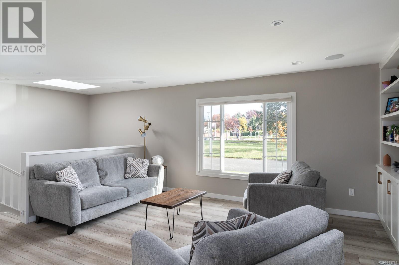 Property at 1719 Carnegie Cres image 4