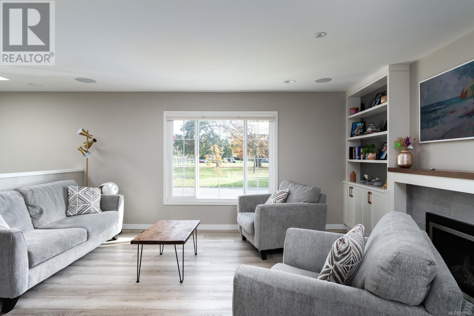 Property at 1719 Carnegie Cres image 5
