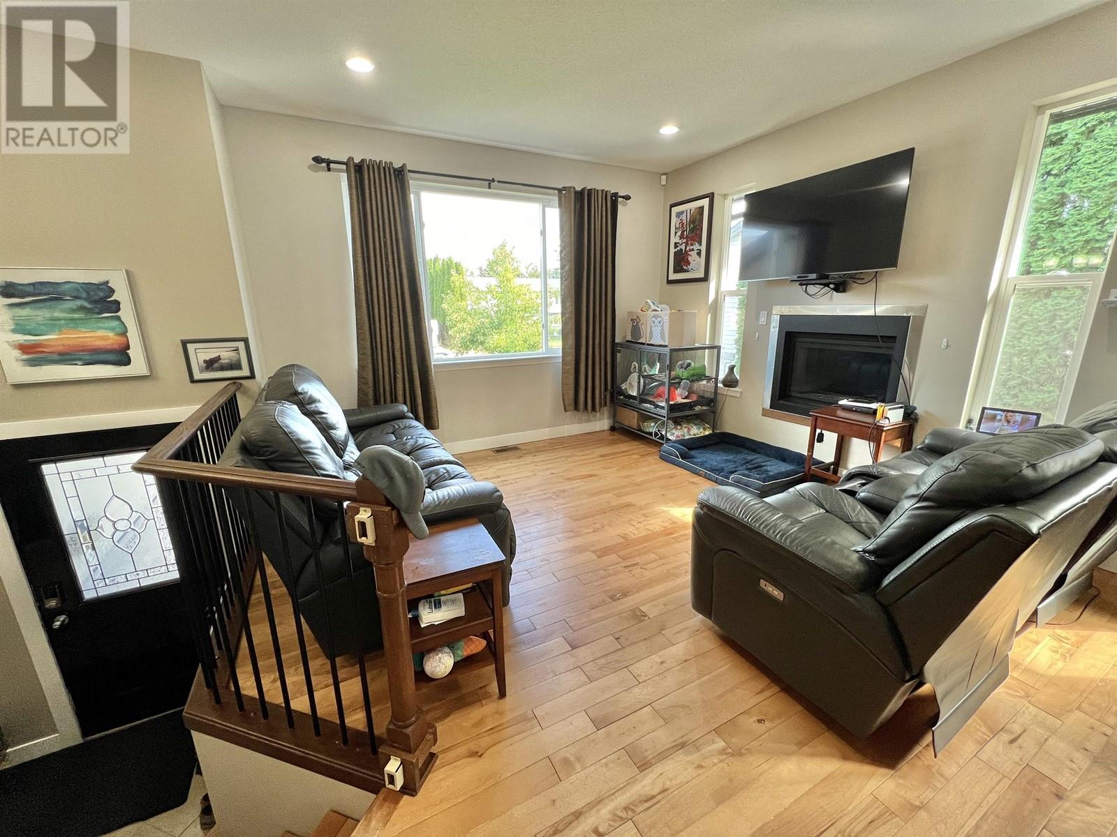 Property at 831 FUNN STREET image 2