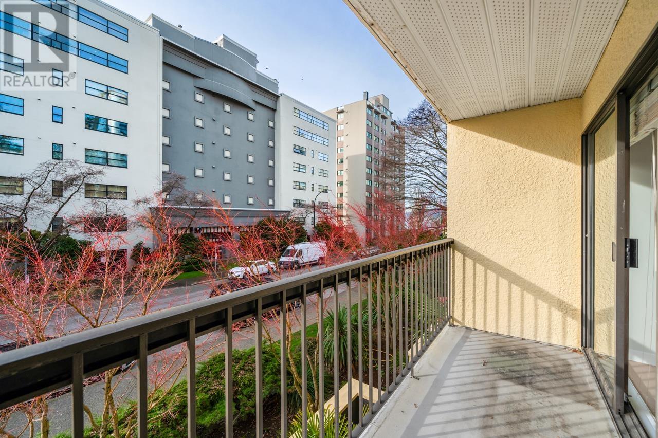 Listing Picture 16 of 19 : 206 1215 PACIFIC STREET, Vancouver / 溫哥華 - 魯藝地產 Yvonne Lu Group - MLS Medallion Club Member