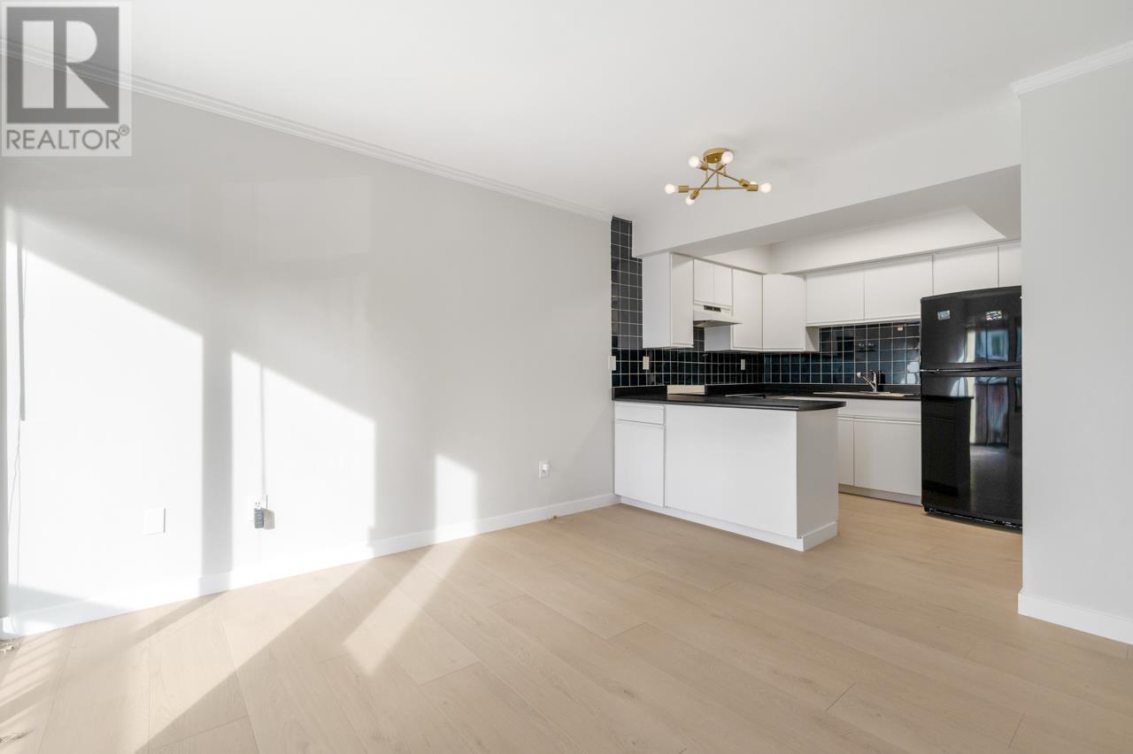 Listing Picture 5 of 19 : 206 1215 PACIFIC STREET, Vancouver / 溫哥華 - 魯藝地產 Yvonne Lu Group - MLS Medallion Club Member