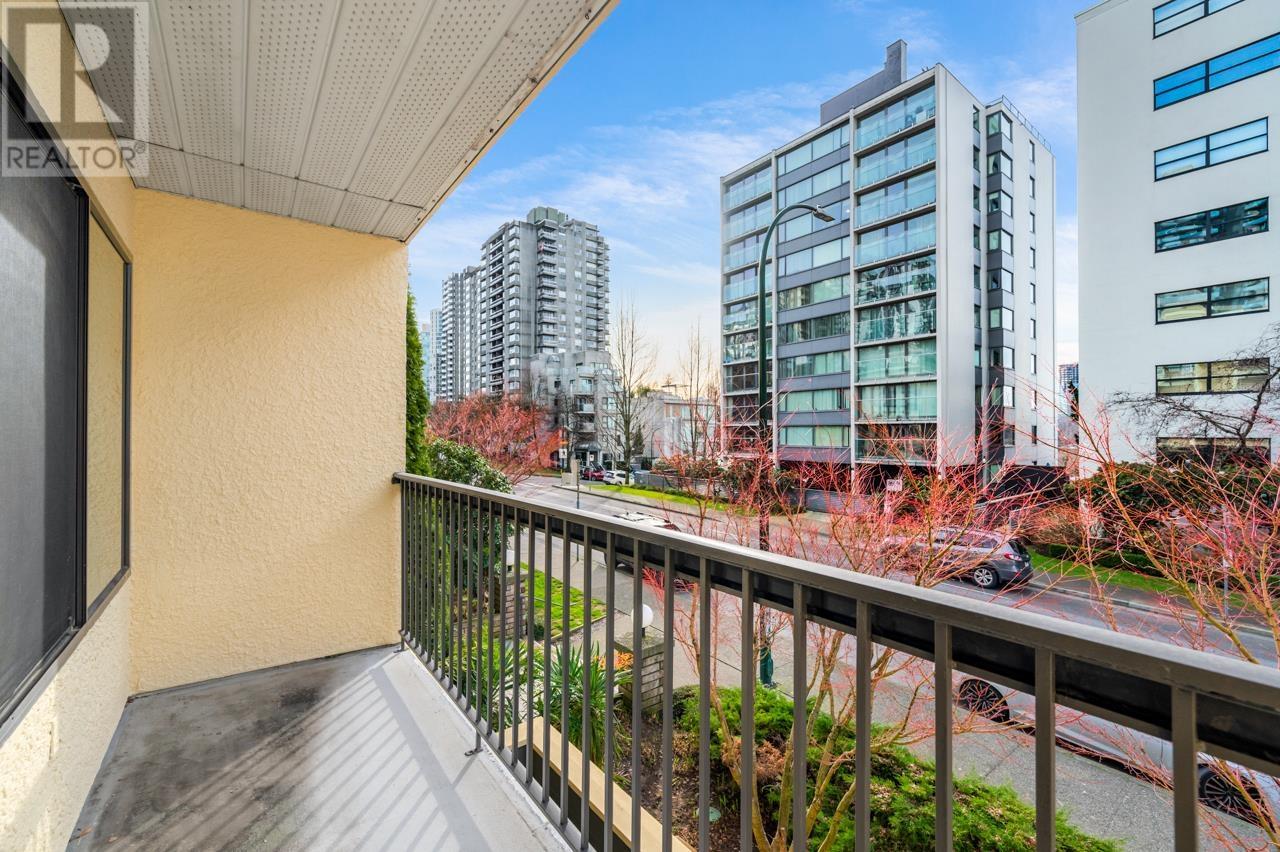 Listing Picture 15 of 19 : 206 1215 PACIFIC STREET, Vancouver / 溫哥華 - 魯藝地產 Yvonne Lu Group - MLS Medallion Club Member