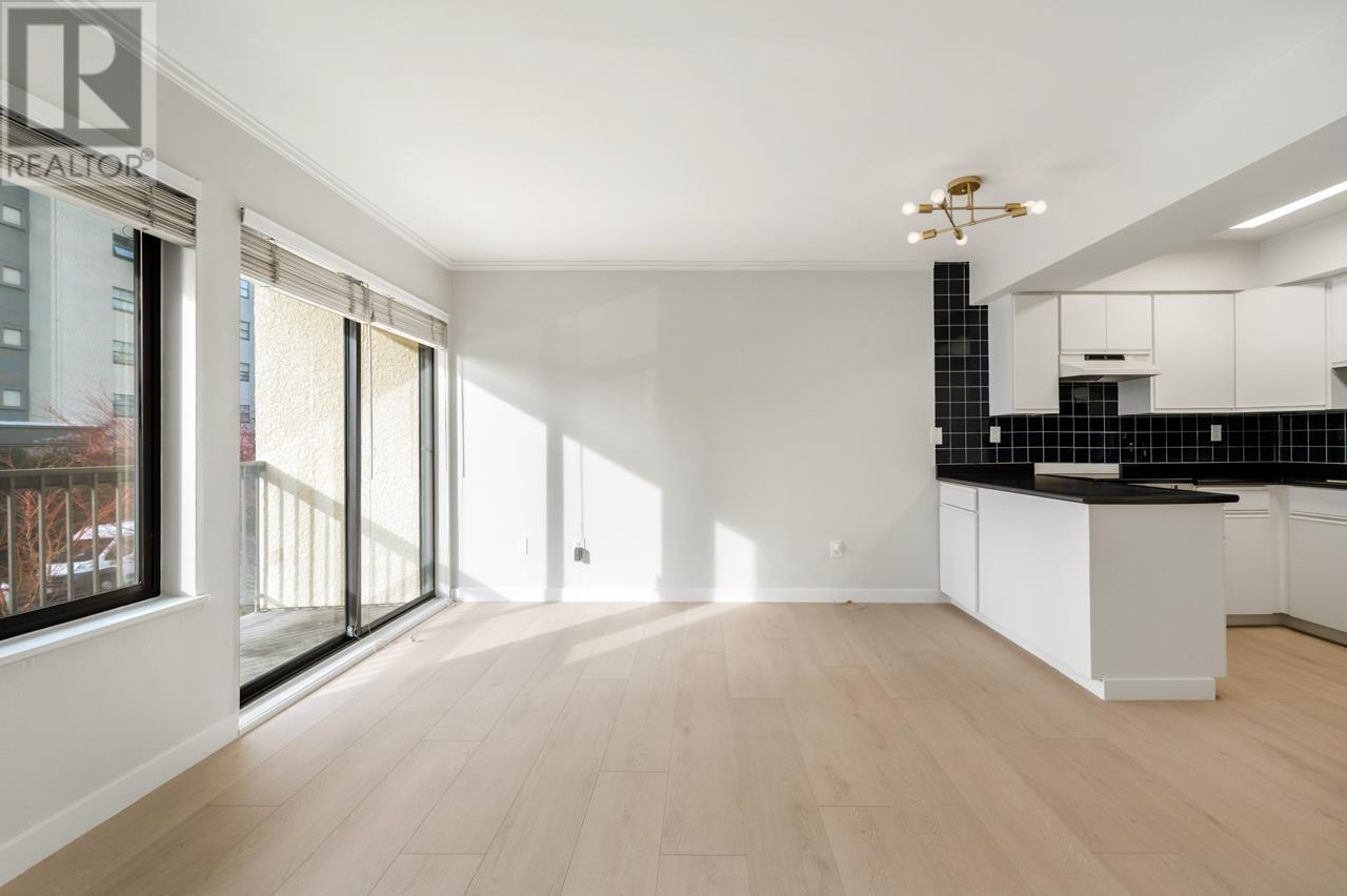 Listing Picture 4 of 19 : 206 1215 PACIFIC STREET, Vancouver / 溫哥華 - 魯藝地產 Yvonne Lu Group - MLS Medallion Club Member