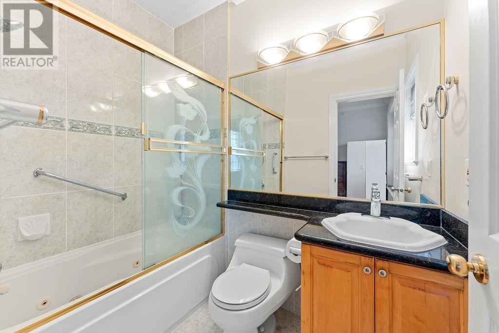 Listing Picture 14 of 32 : 1236 E 61ST AVENUE, Vancouver / 溫哥華 - 魯藝地產 Yvonne Lu Group - MLS Medallion Club Member