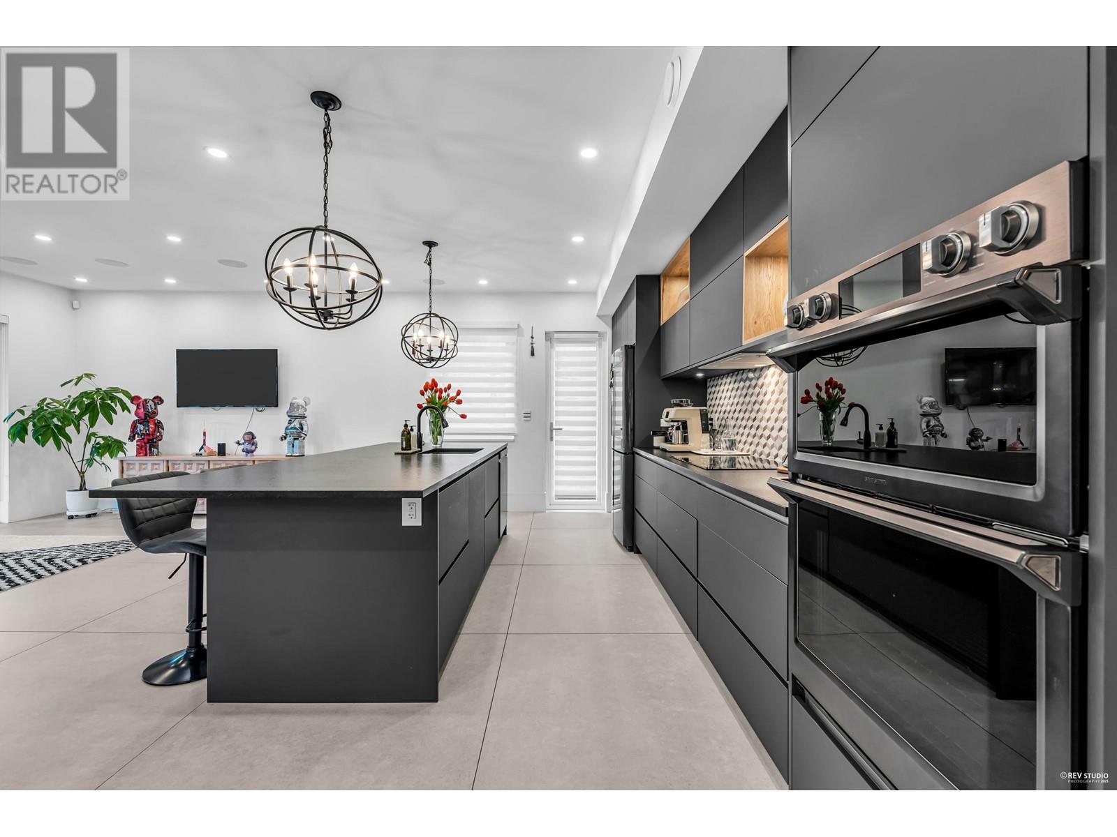 1075 Belvedere Drive, North Vancouver, British Columbia  V7R 2C6 - Photo 11 - R2973451