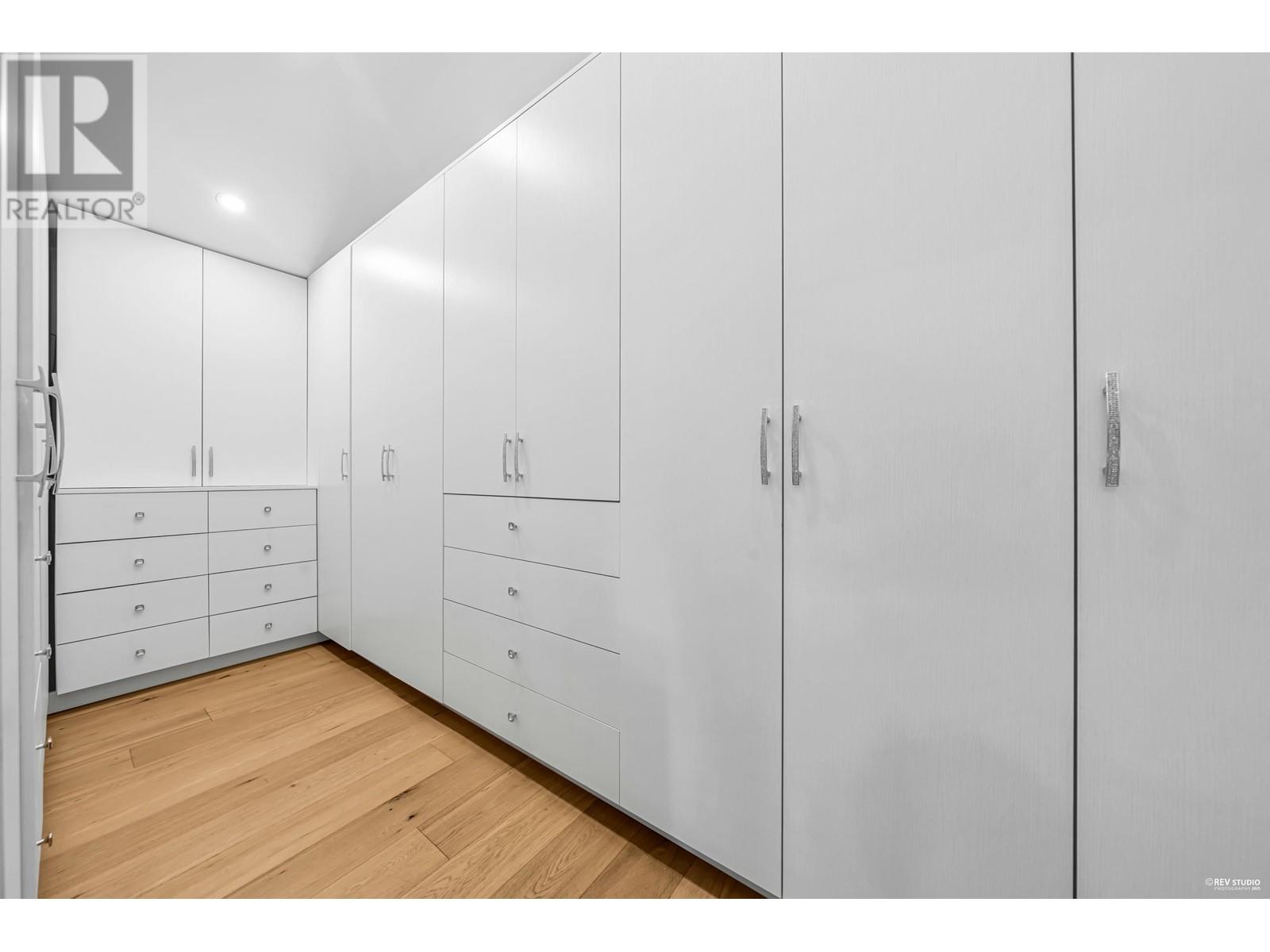 1075 Belvedere Drive, North Vancouver, British Columbia  V7R 2C6 - Photo 17 - R2973451