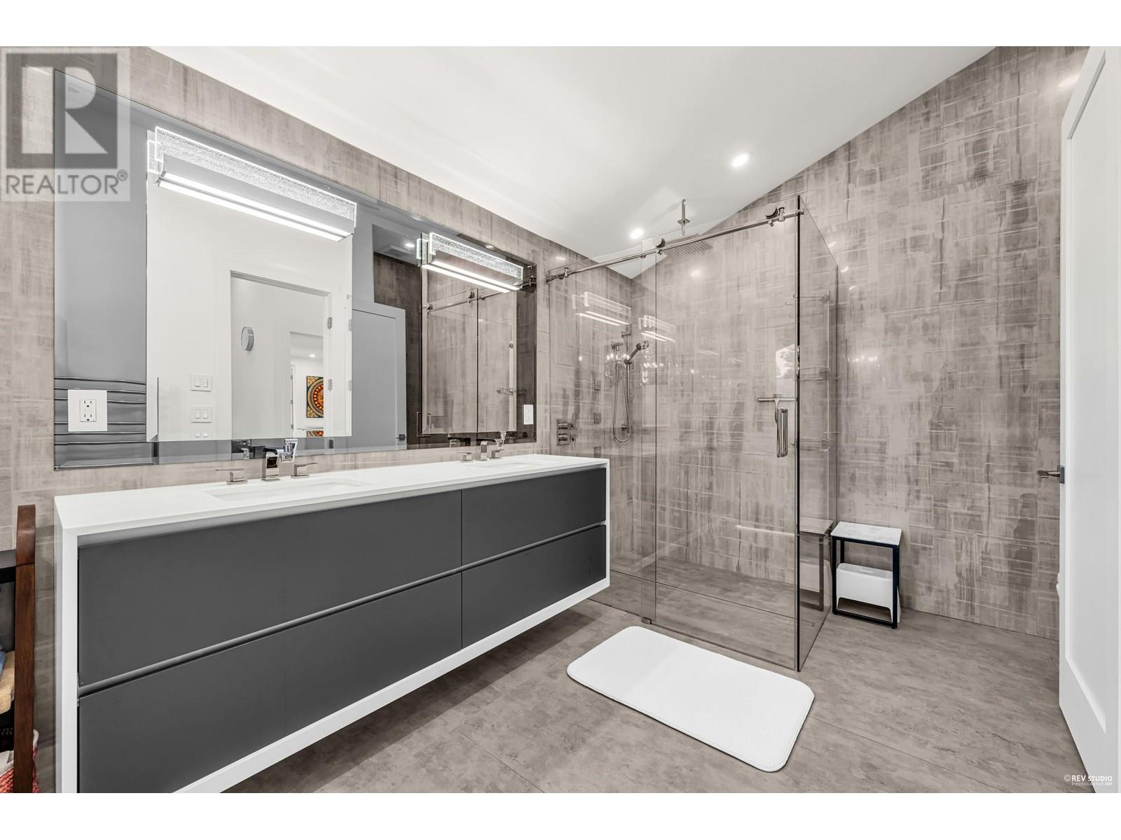 1075 Belvedere Drive, North Vancouver, British Columbia  V7R 2C6 - Photo 19 - R2973451