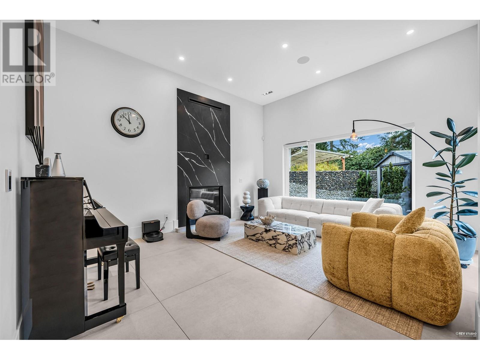 1075 Belvedere Drive, North Vancouver, British Columbia  V7R 2C6 - Photo 7 - R2973451