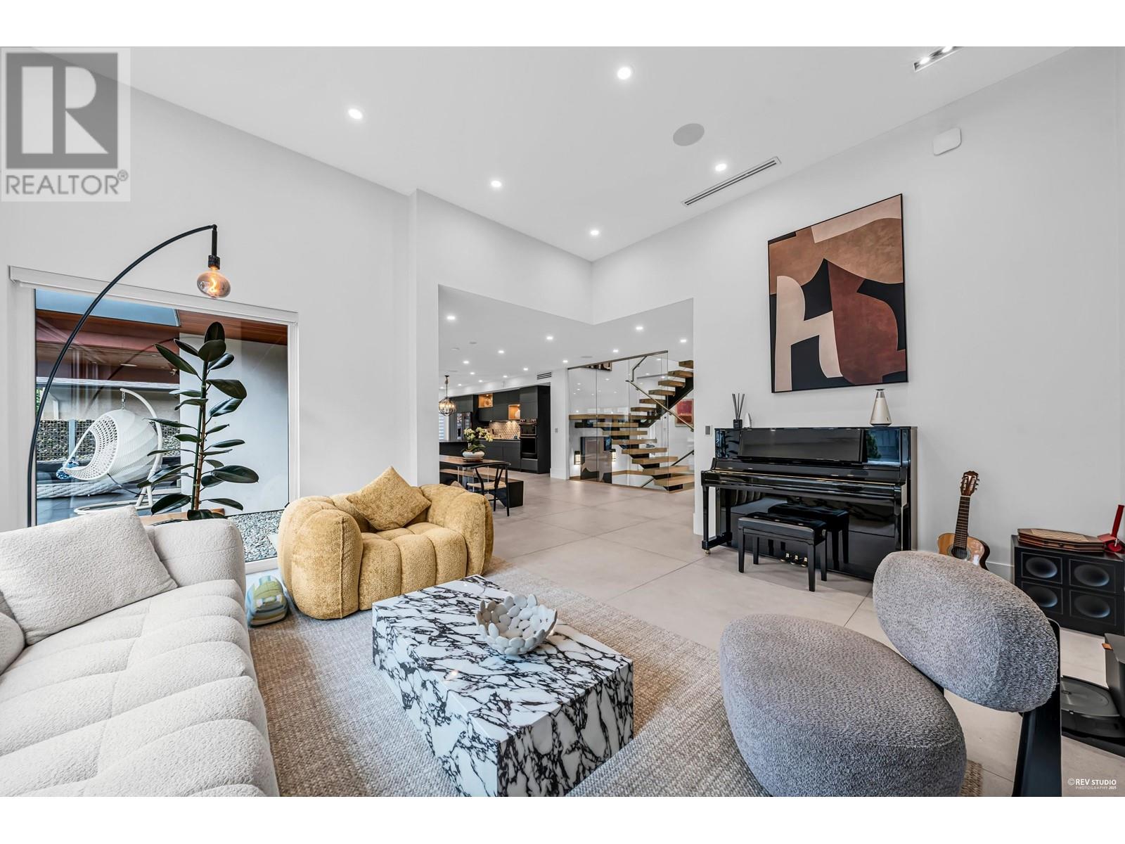 1075 Belvedere Drive, North Vancouver, British Columbia  V7R 2C6 - Photo 8 - R2973451