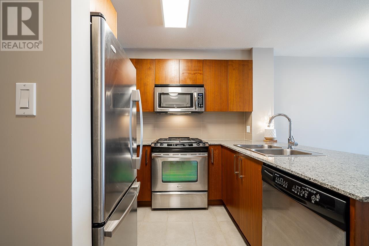 Listing Picture 4 of 30 : 305 5885 IRMIN STREET, Burnaby / 本拿比 - 魯藝地產 Yvonne Lu Group - MLS Medallion Club Member