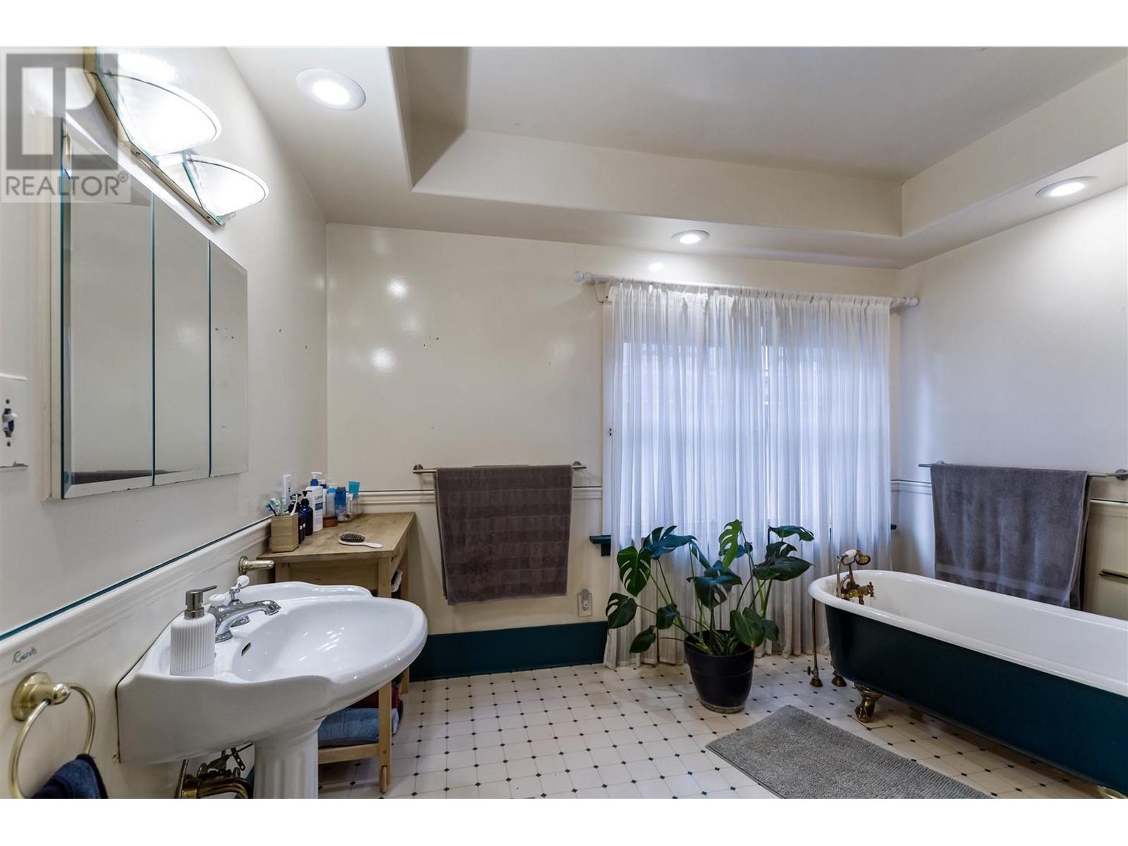 1996 W 44th Avenue, Vancouver, British Columbia  V6M 2E7 - Photo 8 - R2970051