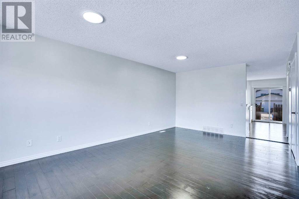 Property at 210 Saratoga Close NE image 4