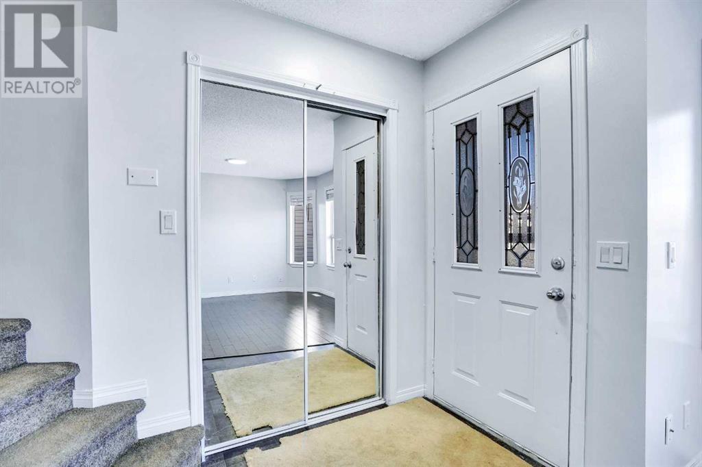 Property at 210 Saratoga Close NE image 3